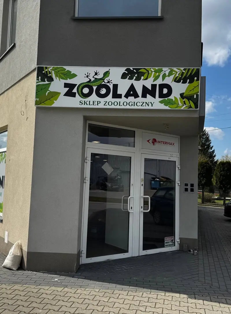 Wejście do sklepu ZOOLAND z szyldem nad drzwiami